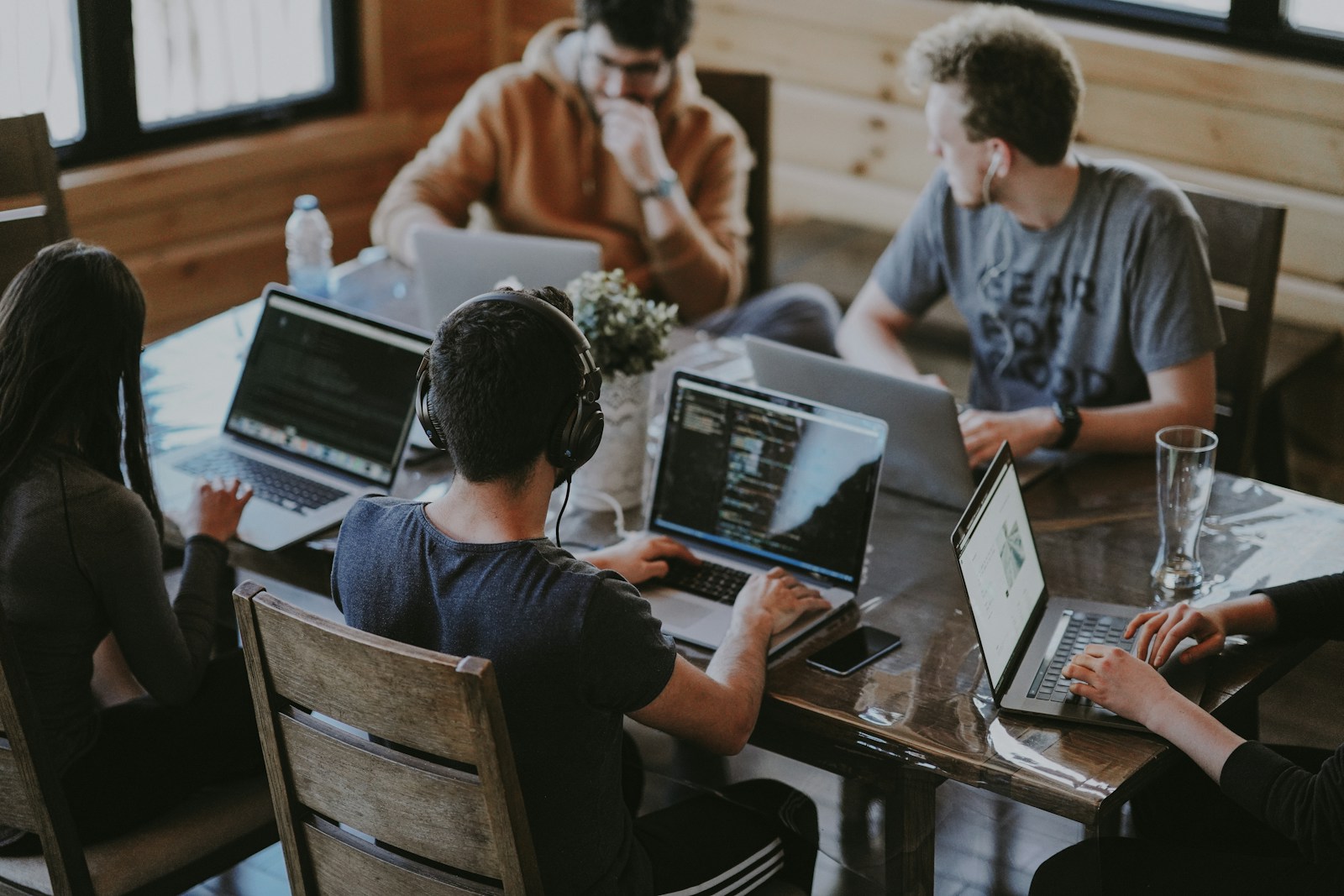 In-House vs Offshore Development Team: How SMEs Should Decide in 2026