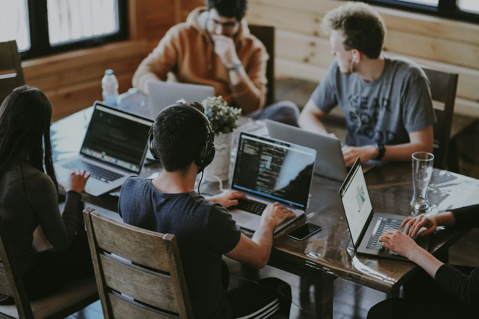 In-House vs Offshore Development Team: How SMEs Should Decide in 2026